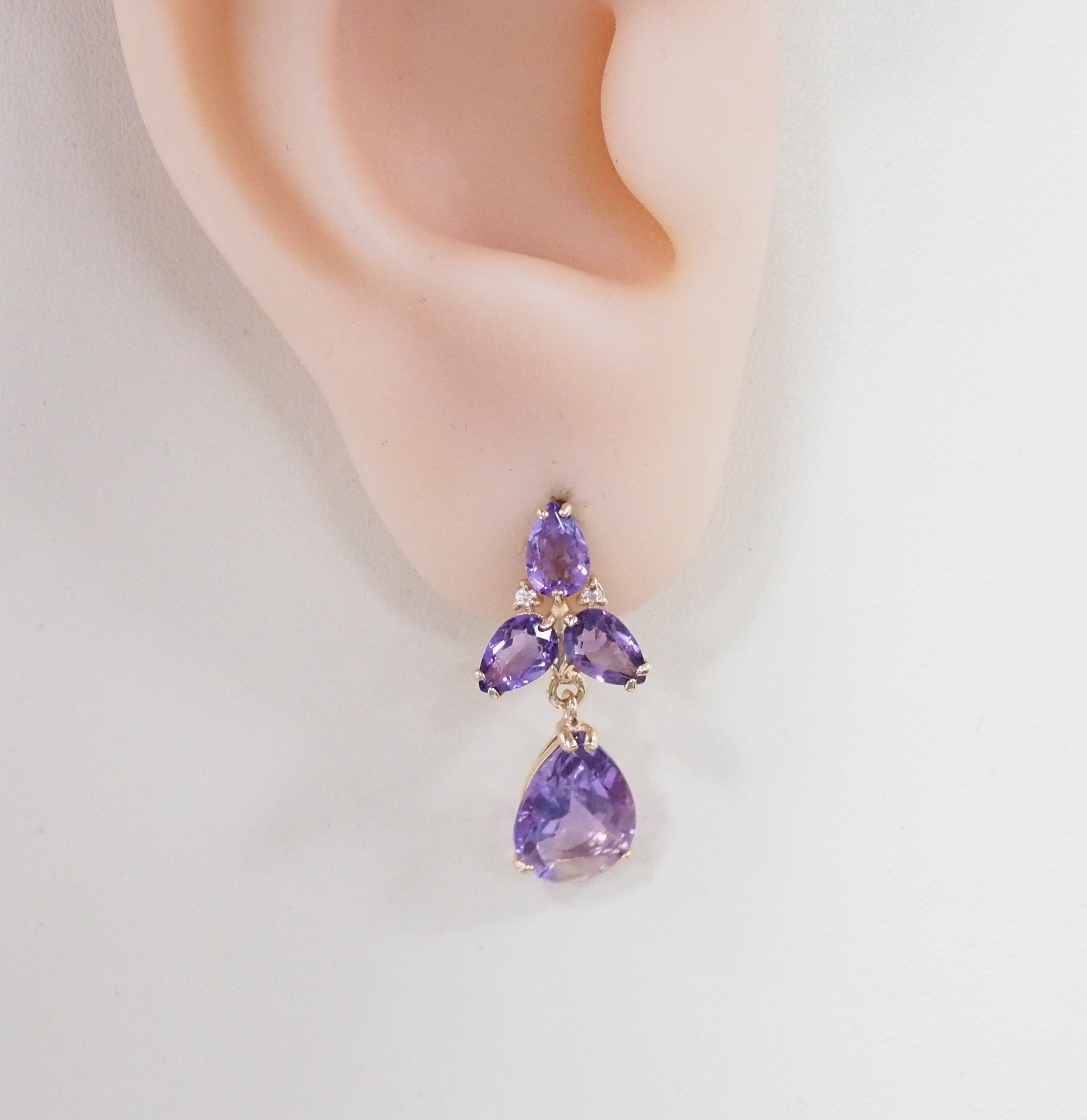 Серебряные серьги 925 пробы; вставки 8 Аметист; 4 Фианит бесцв.;